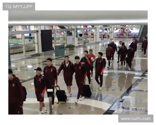 足球明星抵达机场引发粉丝热潮热情接机场面火爆令人惊叹 足球明星抵达机场引发粉丝热潮热情接机场面火爆令人惊叹