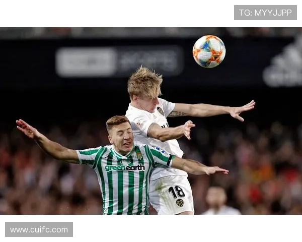 足球明星化身老人踢球展现青春活力与运动精神的精彩瞬间