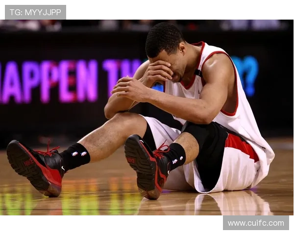 日本足球明星因伤戴面具出战展现勇气与拼搏精神引发球迷热议