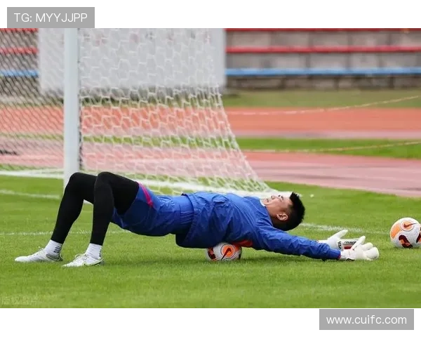 足球明星的脚筋秘密揭示运动员如何保持最佳状态与健康秘诀